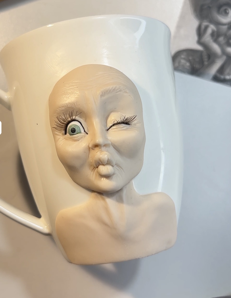 Процесний МК "Запальничка" - шаржева фігурка з полімерної глини на чашці - Зображення 4