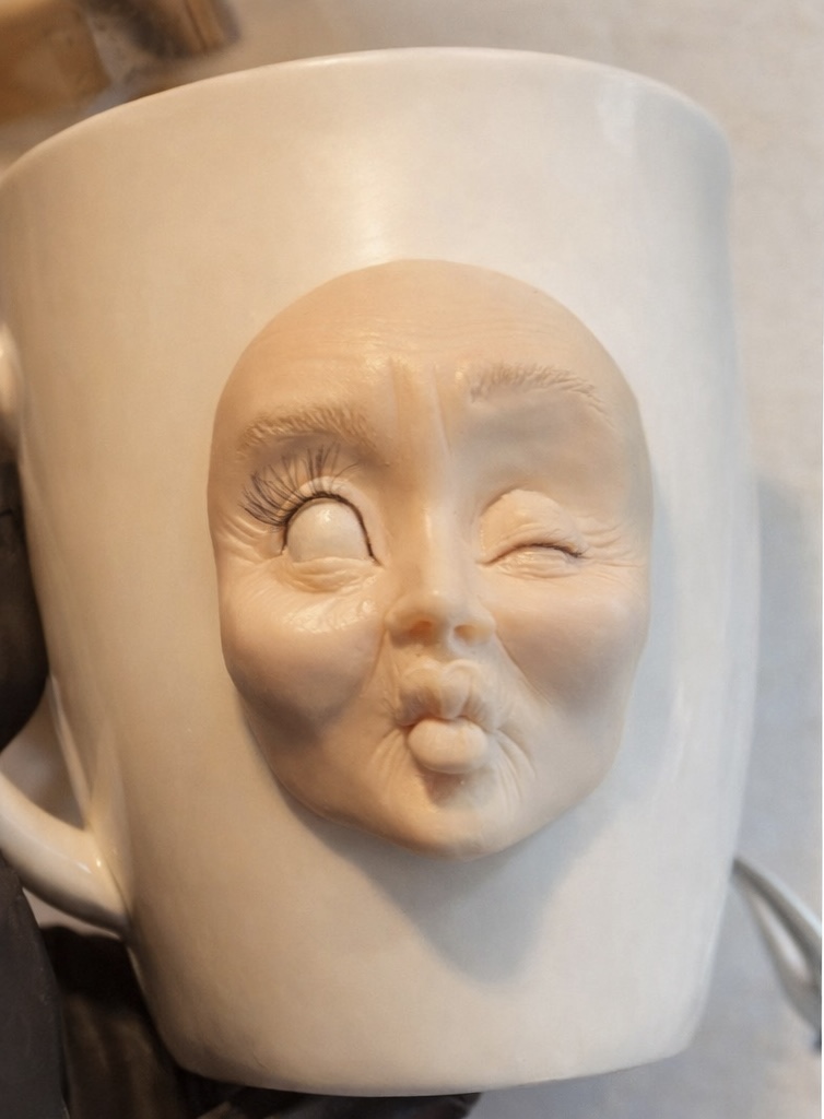 Процесний МК "Запальничка" - шаржева фігурка з полімерної глини на чашці - Зображення 3