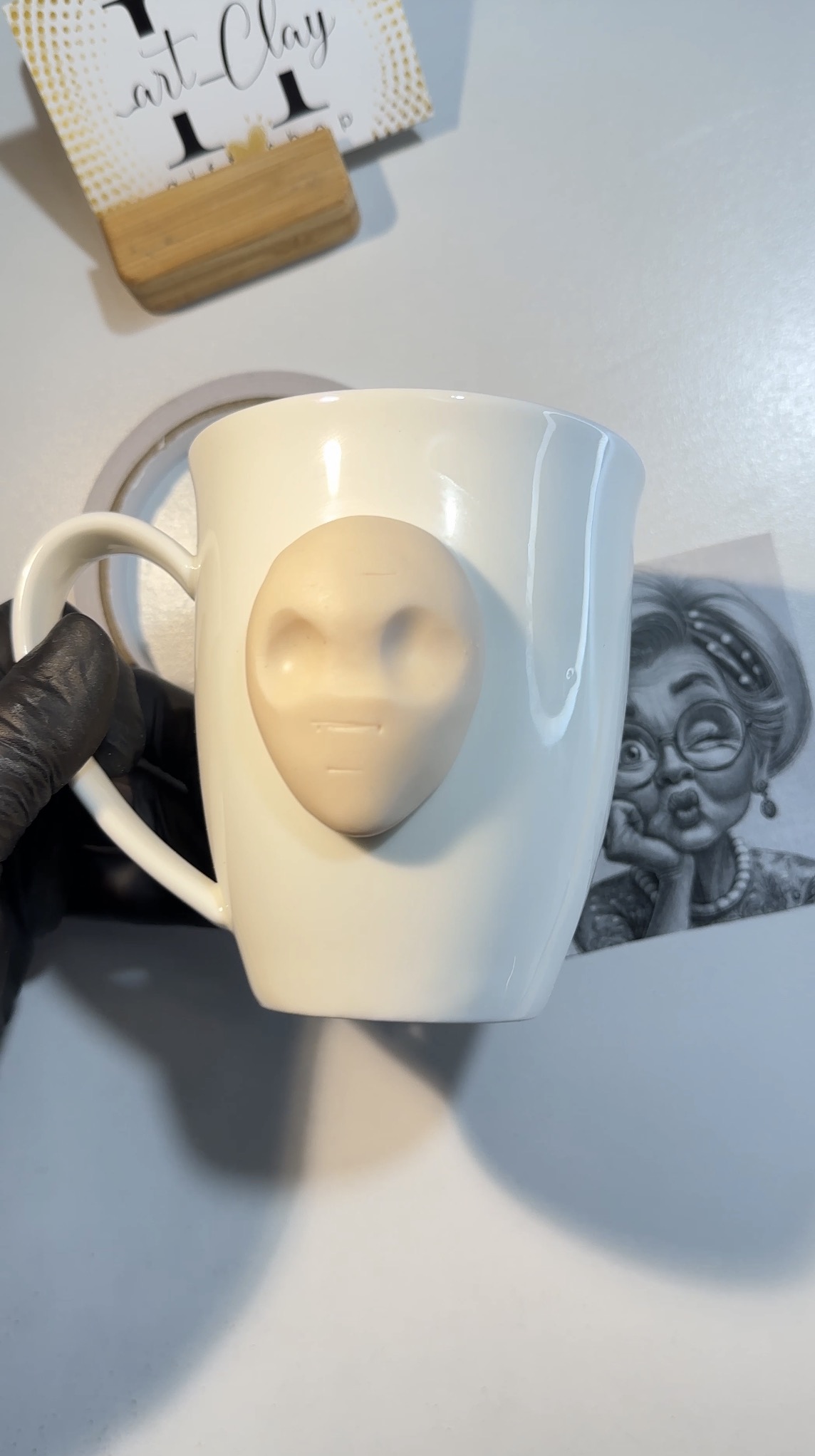 Процесний МК "Запальничка" - шаржева фігурка з полімерної глини на чашці - Зображення 2