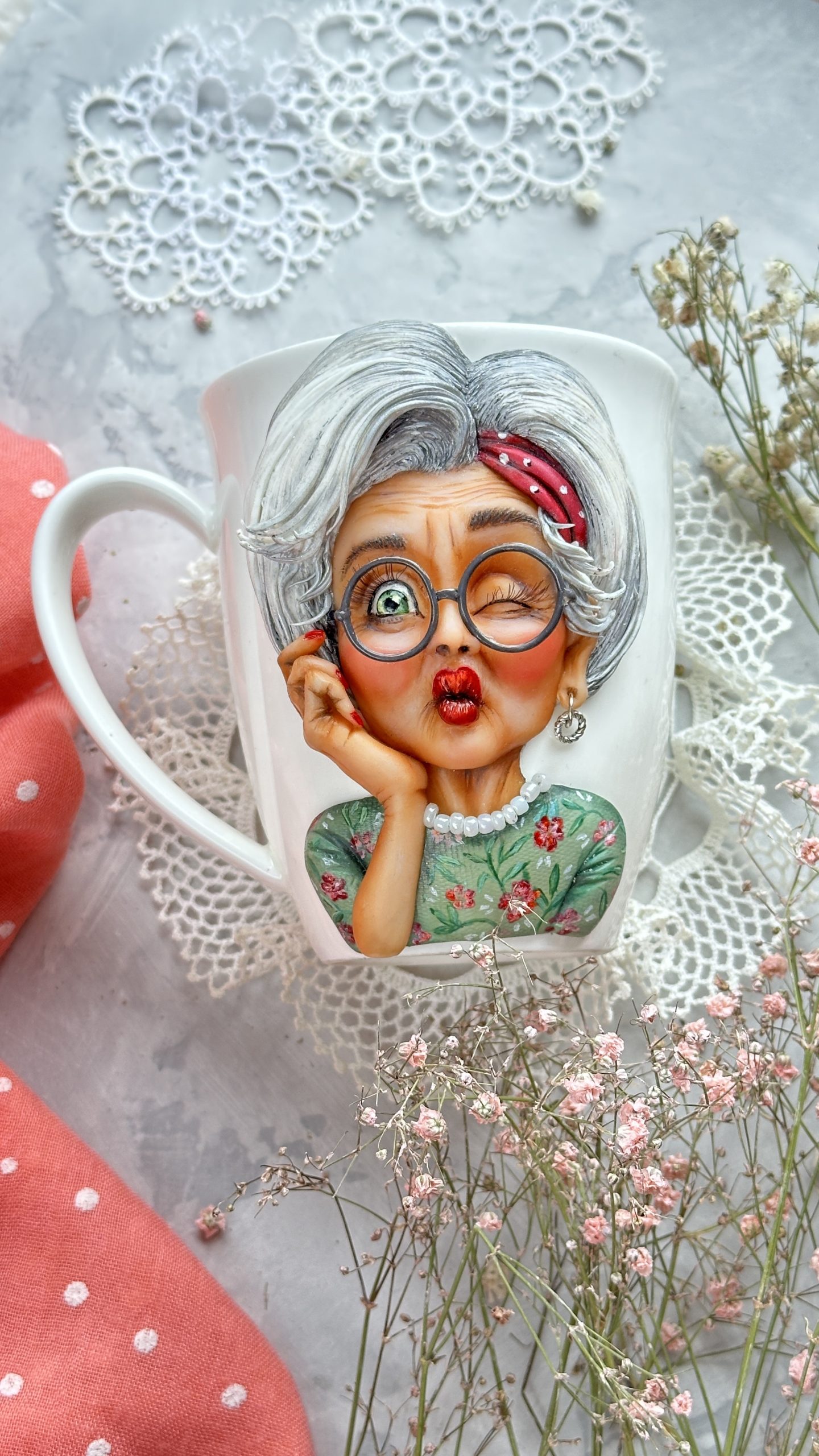 Процесний МК "Запальничка" - шаржева фігурка з полімерної глини на чашці - Зображення 9
